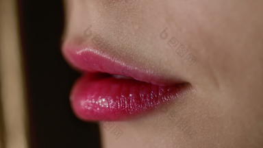 女人嘴唇女人口咬唇红色的口红时尚模型嘴唇模型化妆